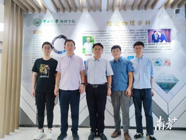 论文作者姚道新教授（中）、王猛教授（左二）、吴为副教授（右二）、罗志辉（右一）、胡训武（左一）。